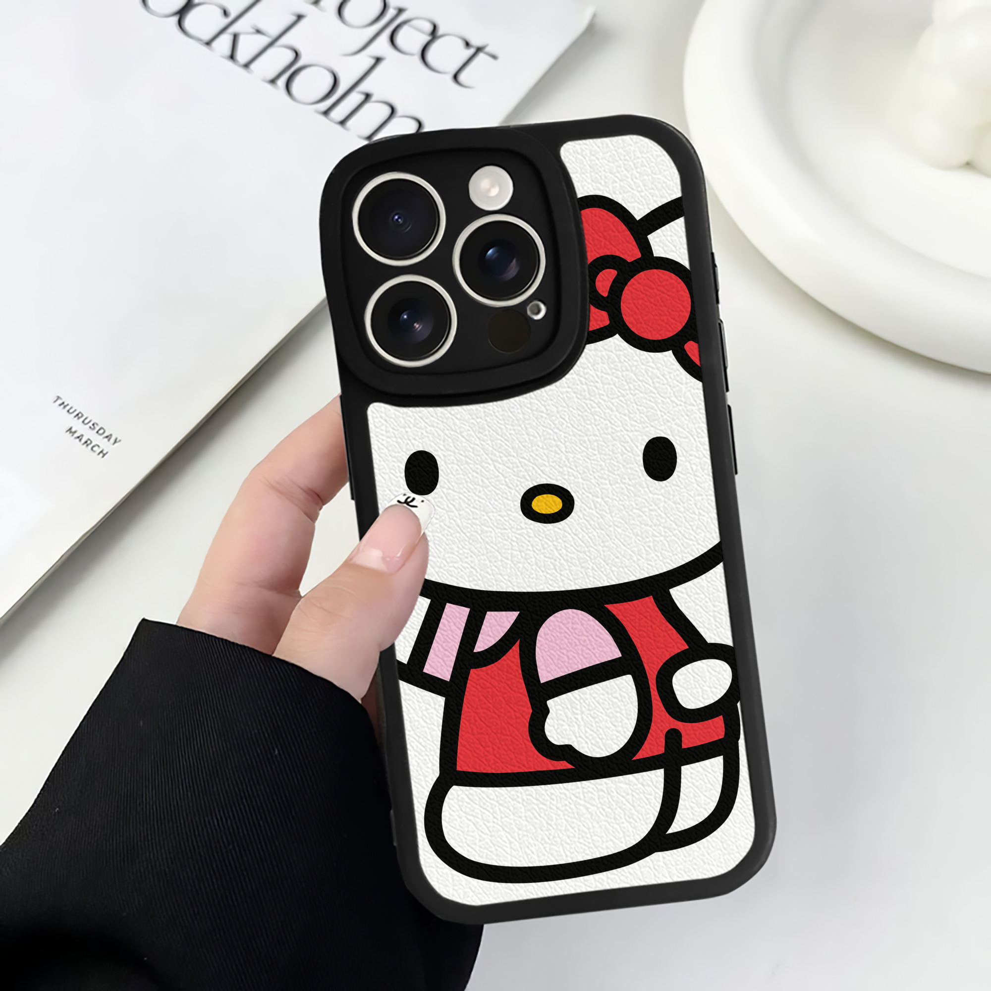 （画像用） Hello Kitty ハローキティ 【iPhone 16シリーズ対応】シリコンスマホケース（レザー調） 材質：シリコン